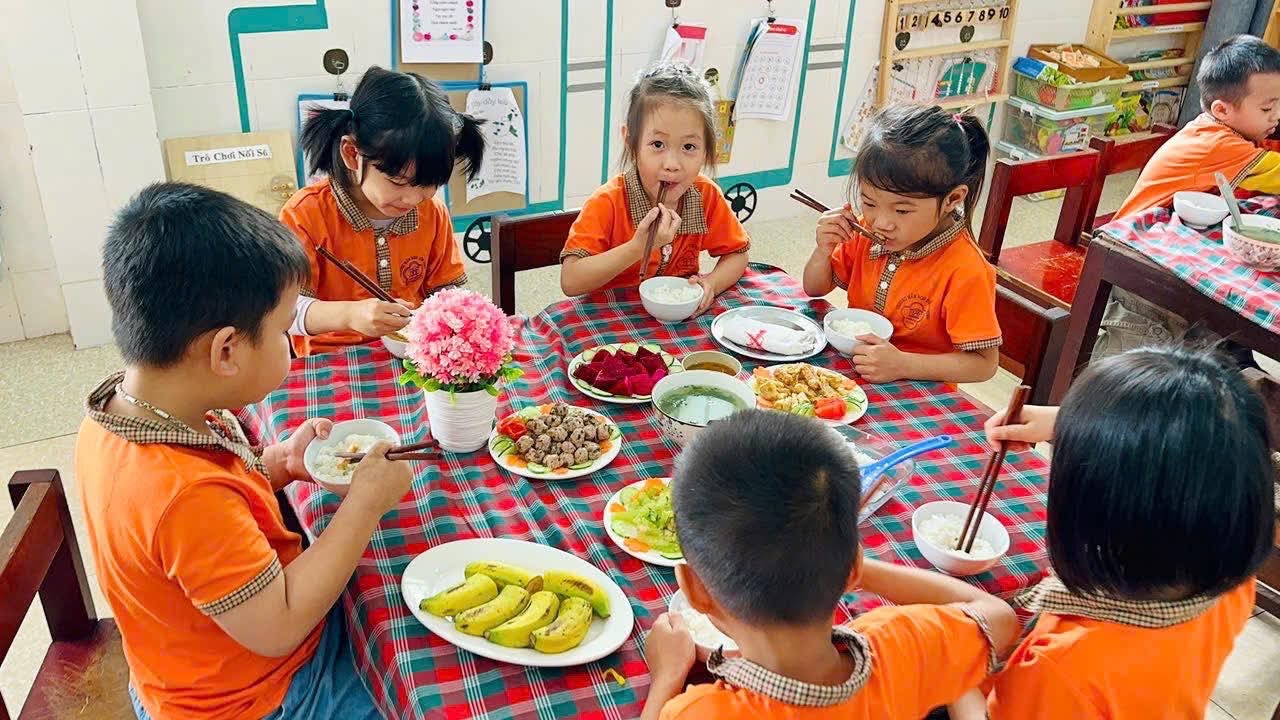 Trường MN Diễn Thịnh Tổ chức bữa ăn gia đình cho trẻ MG